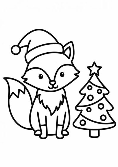 Fuchs mit Weihnachtsmütze sitzt neben kleinem geschmückten Tannenbaum